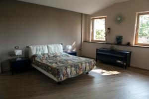 a bedroom with a bed and a dresser and two windows at Un sogno che si avvera in Gorizia