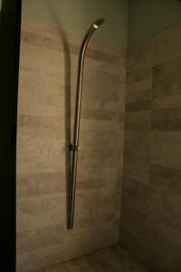 um chuveiro com uma porta de vidro na casa de banho em Un sogno che si avvera em Gorizia