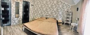 Postel nebo postele na pokoji v ubytování Komnata v gostevom dome na metro Osokorki