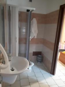 A bathroom at Lo Scoiattolo