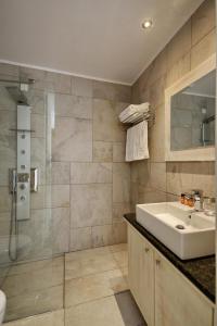 Salle de bains dans l'établissement Elafonisos Resort