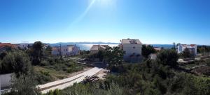 - une vue sur une ville depuis une colline dans l'établissement Apartment Dana, à Zadar