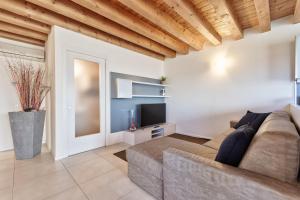 uma sala de estar com um sofá e uma televisão em CASA GIORGIA - NEL CUORE DI VICENZA em Vicenza