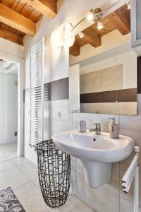 a bathroom with a sink and a mirror at CASA GIORGIA - NEL CUORE DI VICENZA in Vicenza