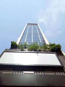 un edificio alto con plantas encima en Lumine Hotel, en Hong Kong