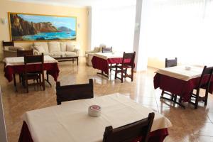 A seating area at Apartamentos Catalina Park