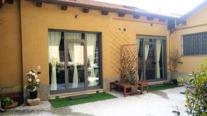 een huis met twee glazen deuren en een tafel bij Luxury Apartment Fioravanti in Milaan