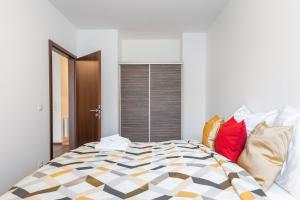 Posteľ alebo postele v izbe v ubytovaní Corvin Residence Apartments