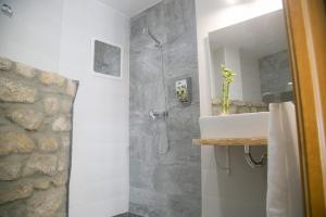 Un baño de Apartamentos Turísticos La Casa Vieja