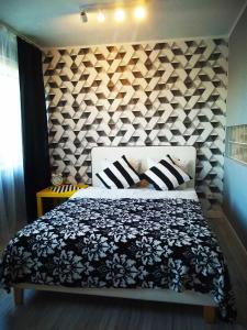 una camera da letto con un letto con cuscini bianchi e neri di Apartament Pańska a Varsavia