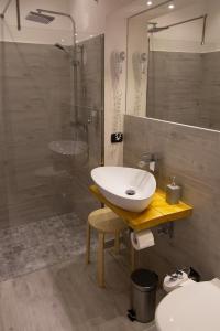 bagno con lavandino e doccia di UP&B Rooms Catania a Mascalucia