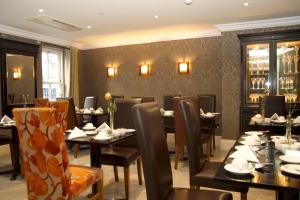 Un comedor con mesas y sillas en un restaurante. en Copper Kettle B&B, en Killarney