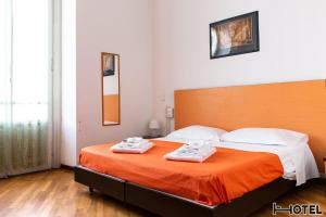 een slaapkamer met een bed met twee handdoeken erop bij Hotel Youri Il Magnifico in Genua