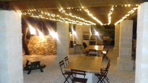 uma sala de jantar com uma mesa e luzes no tecto em Masseria Due Torri em Monopoli