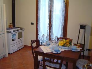 een keuken met een tafel met daarop een schaal fruit bij B&B Ca' de Pippu in Diano Castello +26 foto's