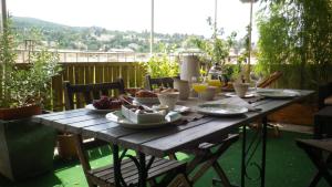 une table en bois avec des assiettes de nourriture dans l'établissement L'Auberge Espagnole - Bed & Breakfast, à Apt