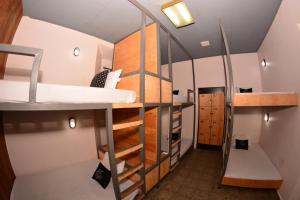 ein kleines Zimmer mit einem Etagenbett und einer Treppe in der Unterkunft Hostal Sole in Santa Ana