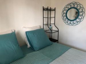 Un pat sau paturi într-o cameră la **** Beau T2 de 40 m2, jardin de 70m2, au calme, à 50 mètres de la plage