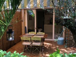 O grădină în afara **** Beau T2 de 40 m2, jardin de 70m2, au calme, à 50 mètres de la plage