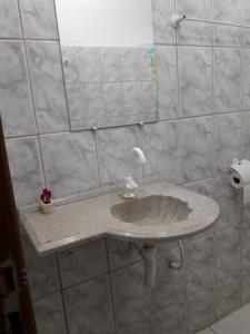 baño con lavabo con grifo en Pousada Pelourinho, en Mucuri