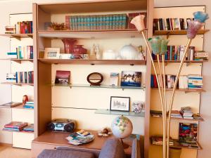 トッリ・デル・ベーナコにあるCasa Veronesiの部屋内の本棚