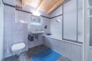 ゼルデンにあるAppartement Nicolaのトイレ、洗面台、浴槽を備えたバスルーム +17枚の写真