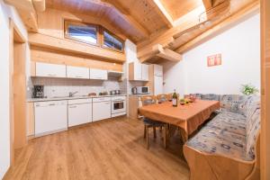eine Küche und ein Esszimmer mit einem Holztisch in der Unterkunft Appartement Nicola in Sölden