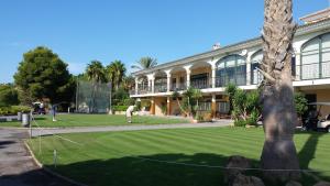 Tenis alebo squash v ubytovaní Maison Illeta Golf Bonalba alebo jeho okolí