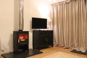 Televisyen dan/atau pusat hiburan di West Knole House Somerset