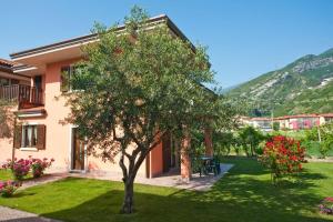 una casa con un árbol en el patio en Villetta Martinelli, en Nago-Torbole