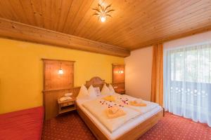 Postel nebo postele na pokoji v ubytování Landhotel Hinteraigengut