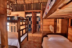 Двухъярусная кровать или двухъярусные кровати в номере Hostal Nibuni Palomino