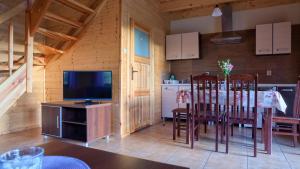 Kuchyň nebo kuchyňský kout v ubytování Domki Natalia Łeba blisko centrum