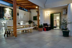 a dining room with a bench and a table at Apartment Nedo in Sveti Filip i Jakov