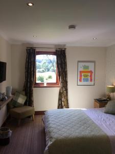 A bed or beds in a room at Riverside House 