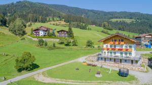 een luchtzicht op een groot huis op een heuvel bij Apartments Unterfischergut in Flachau
