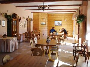 dos hombres sentados en mesas en un restaurante en Domek Górski Czarna Góra w Siennej en Stronie Śląskie