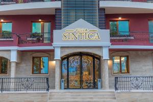 un edificio con un letrero que lee Villa Sinca en Villa Sintica en Sandanski