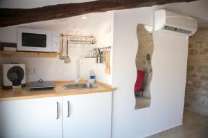Una cocina o zona de cocina en Apartamentos Turísticos La Casa Vieja