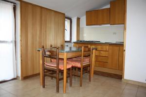 a kitchen with a table and chairs in a room at Mansarda Accogliente in San Giovanni Rotondo