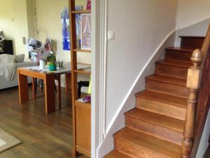 a room with a staircase and a living room at Vraie chambre d'hôtes jusqu'à 4 pers, stationnement gratuit, prise batterie in Niort