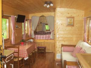 eine Blockhütte mit einem Tisch und einem Esszimmer in der Unterkunft LES GITES INSOLITES DE LA CASCADE in Lespesses