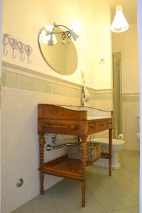 a bathroom with a wooden table and a mirror at Il Pettirosso in Monsummano Terme