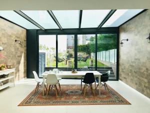 a dining room with a table and chairs at Autor Guesthouse in Vila do Conde