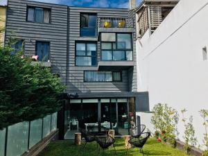 uma vista exterior de uma casa com um quintal em Autor Guesthouse em Vila do Conde