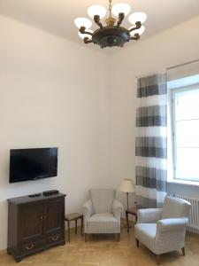 ワルシャワにあるAPARTAMENT na DLUGIEJのリビングルーム(椅子2脚、薄型テレビ付)