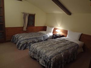 Katil atau katil-katil dalam bilik di Guest house Maroudo