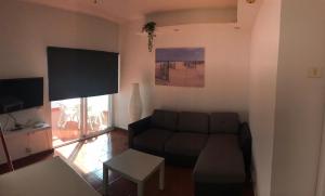 a living room with a couch and a table at Apartamento Playa Chica Tenerife in San Andrés