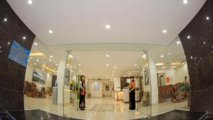 un centro comercial con dos personas de pie dentro de un edificio en Sapa Land Hotel, en Sa Pa