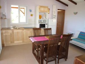 a kitchen and dining room with a table and chairs at Résidence COCO D'ILES gite COCO A L'EAU in Terre-de-Bas